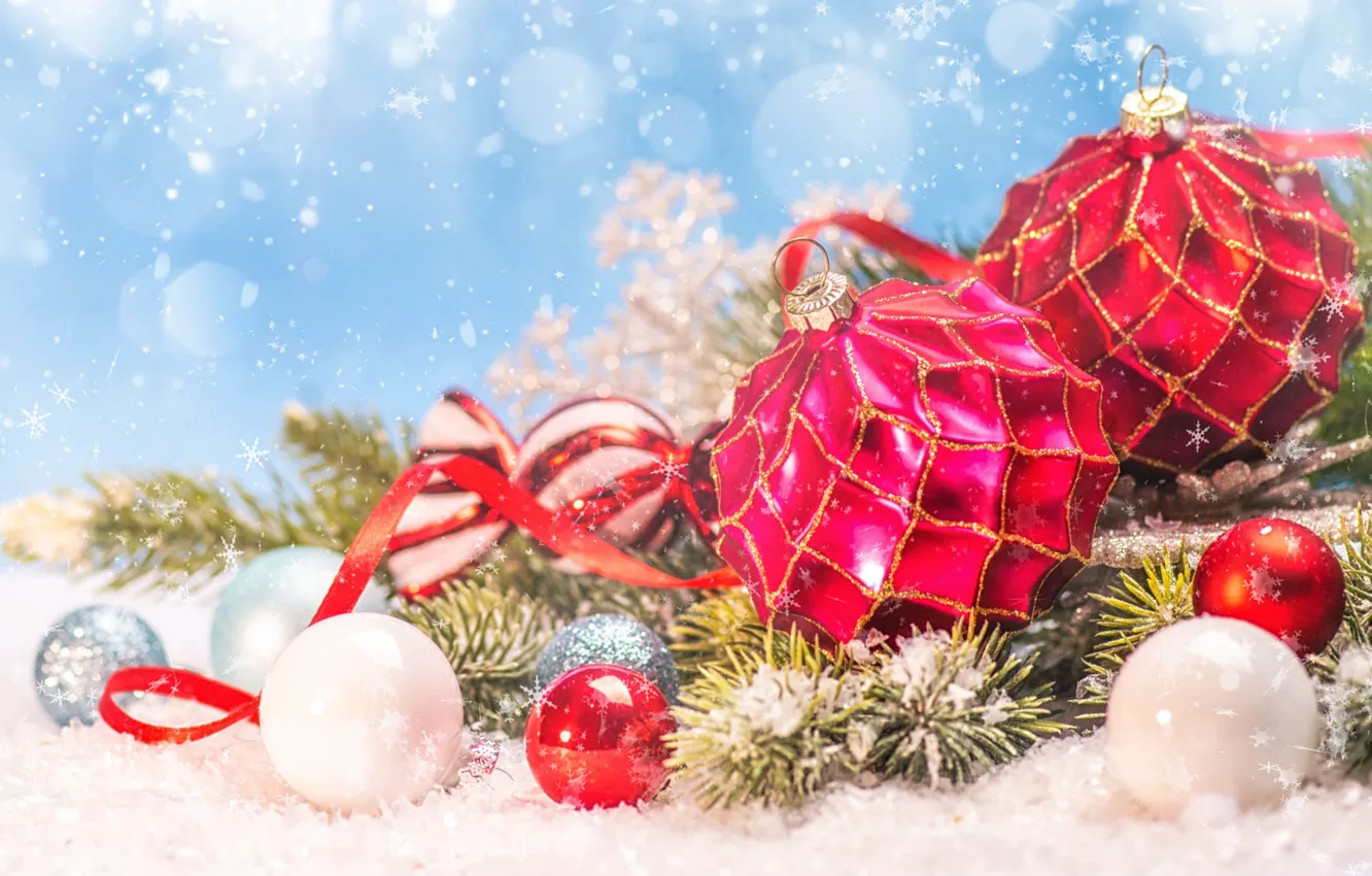 Фото обои шарики, снег, ветки, праздник, Рождество, красные, Новый год, хвоя