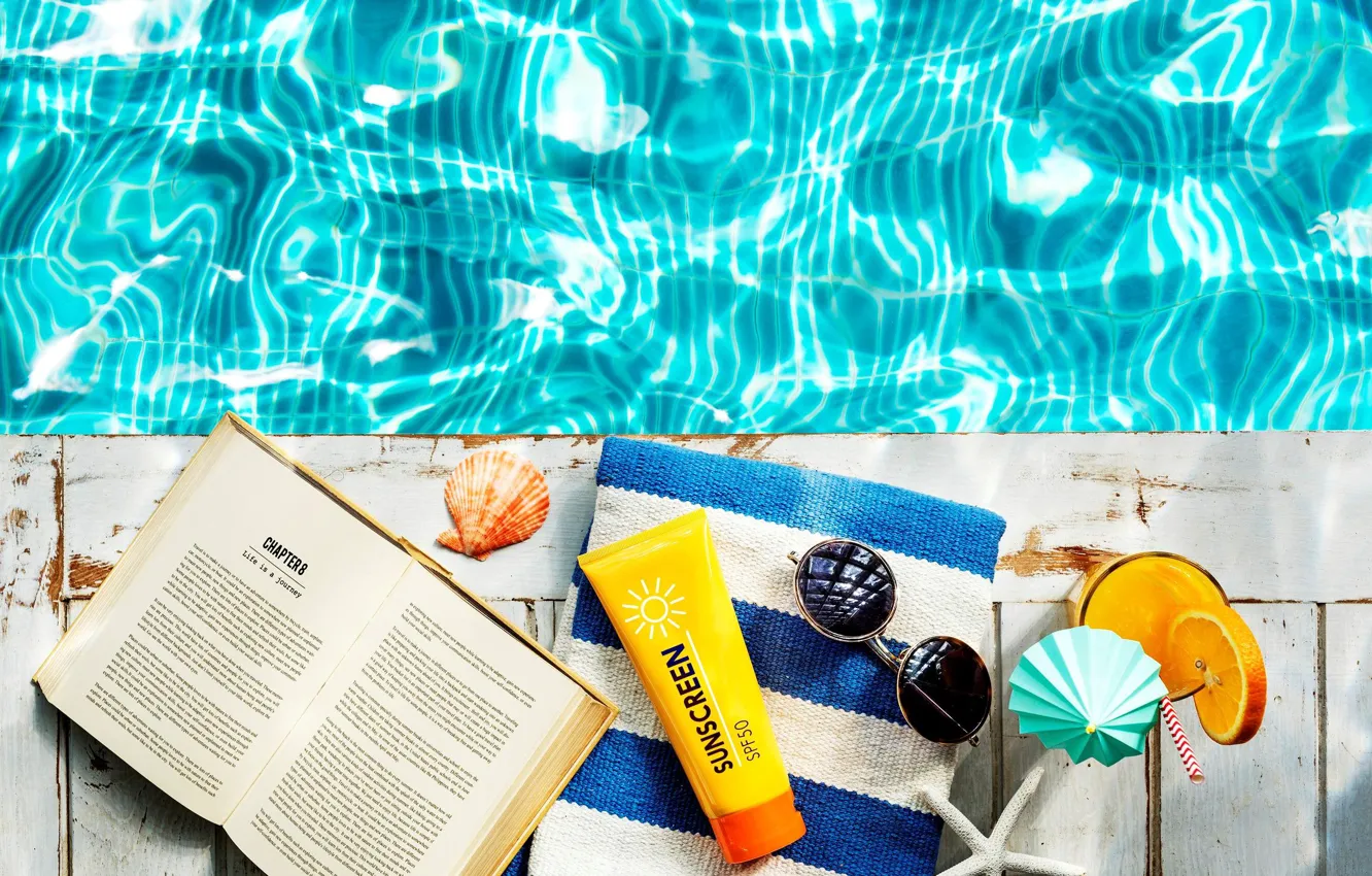 Фото обои лето, вода, полотенце, ракушка, очки, коктейль, книга