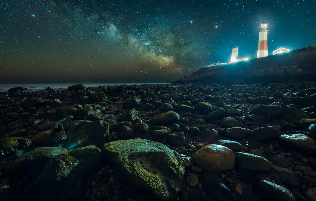 Фото обои море, небо, звезды, ночь, галька, дом, камни, скалы