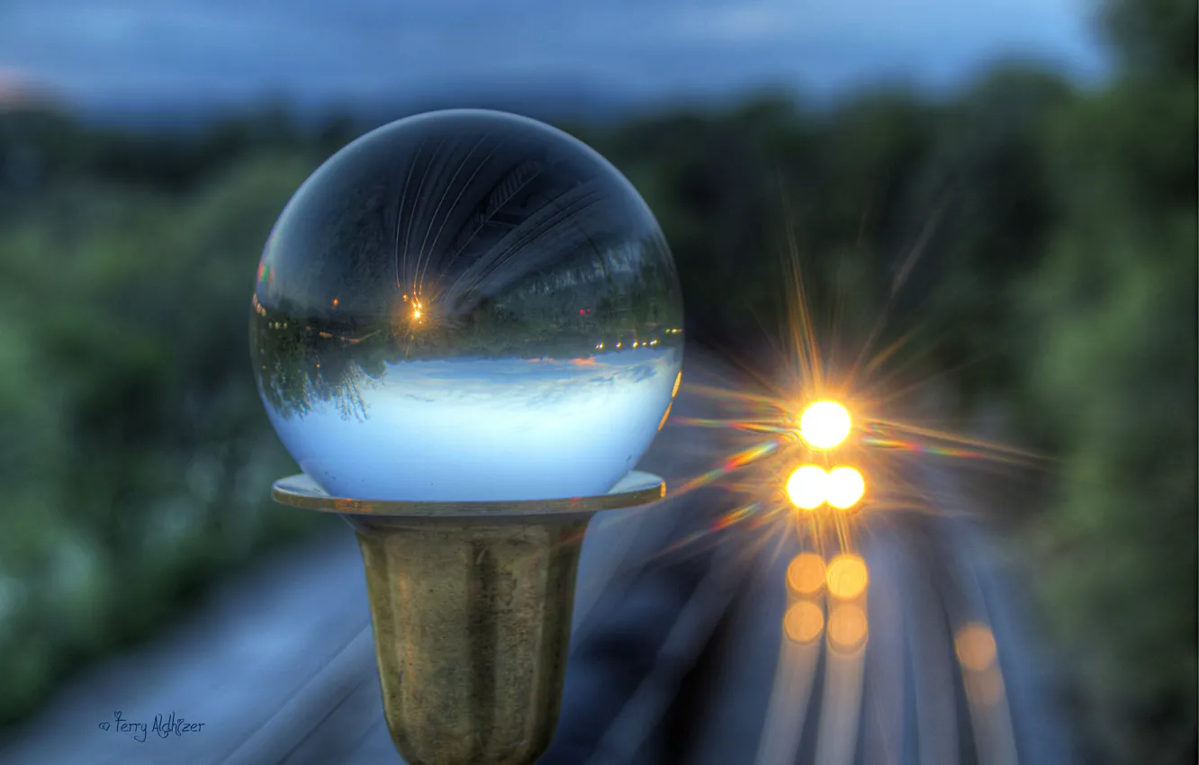 Фото обои стекло, блики, отражение, шар, поезд