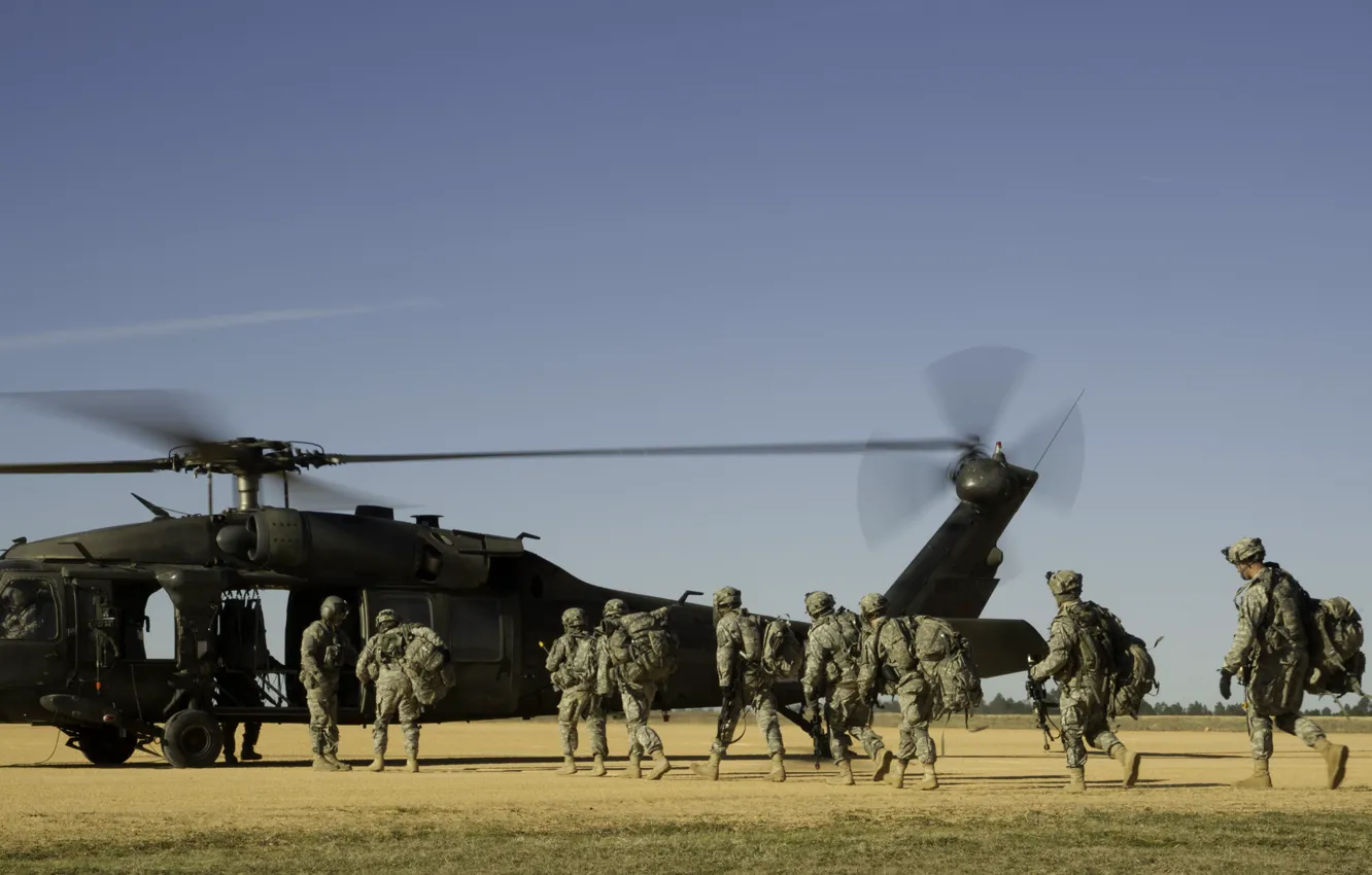 Фото обои оружие, вертолет, солдаты, экипировка, посадка, UH-60, &ampquot;Black Hawk&ampquot;