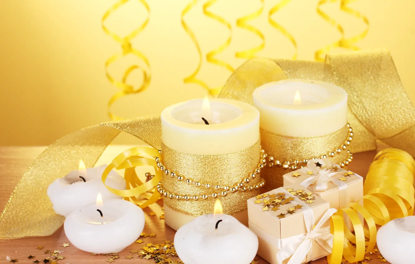 Фото обои ленты, золото, праздник, свечи, подарки, серпантин, звездочки