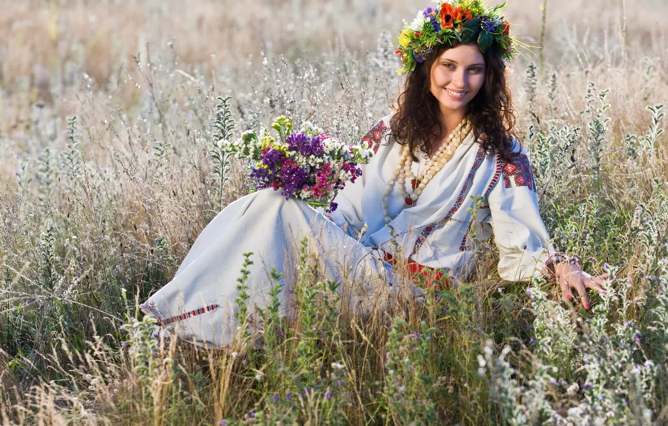 Фото обои девушка, цветы, брюнетка, венок, украинка, вышиванка