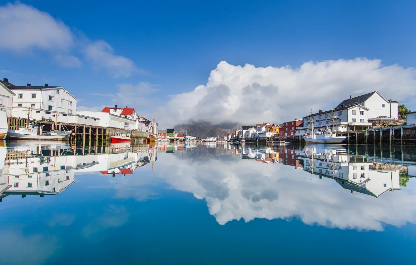 Фото обои небо, облака, отражение, дома, лодки, зеркало, порт, Норвегия