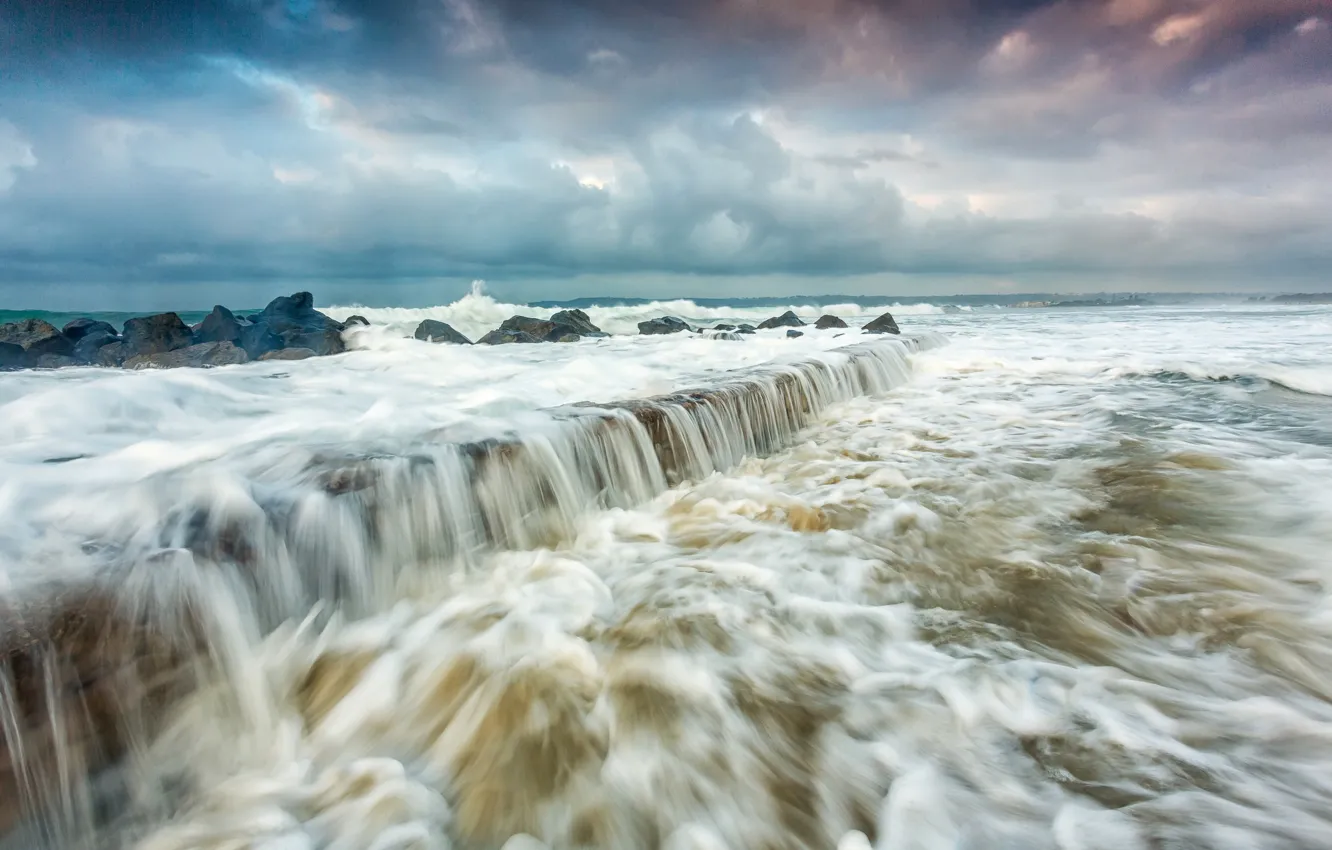 Фото обои море, волны, небо, брызги, тучи, шторм, скалы, берег