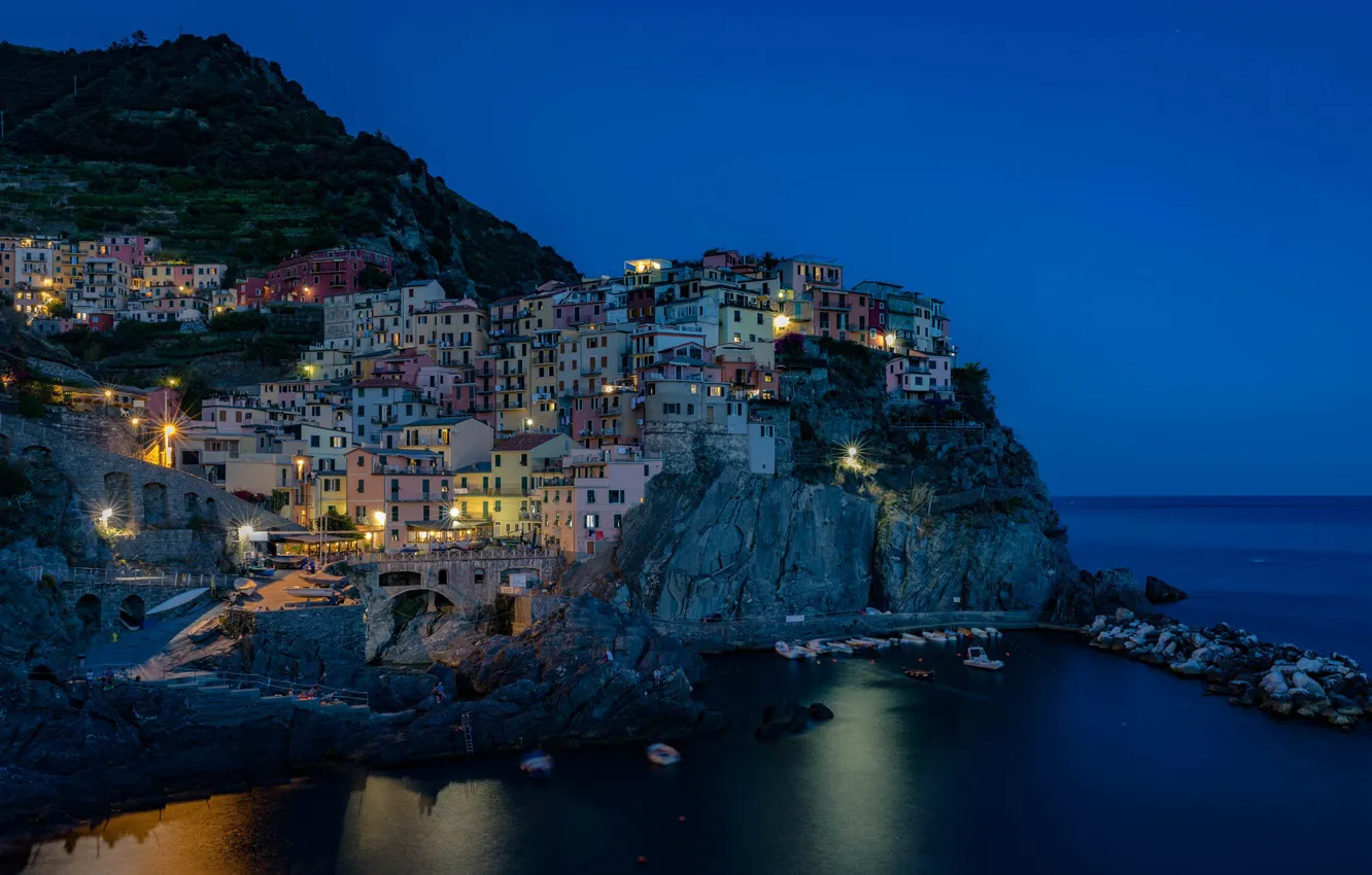 Фото обои море, ночь, огни, скалы, дома, Италия, Манарола, Чинкве-Терре