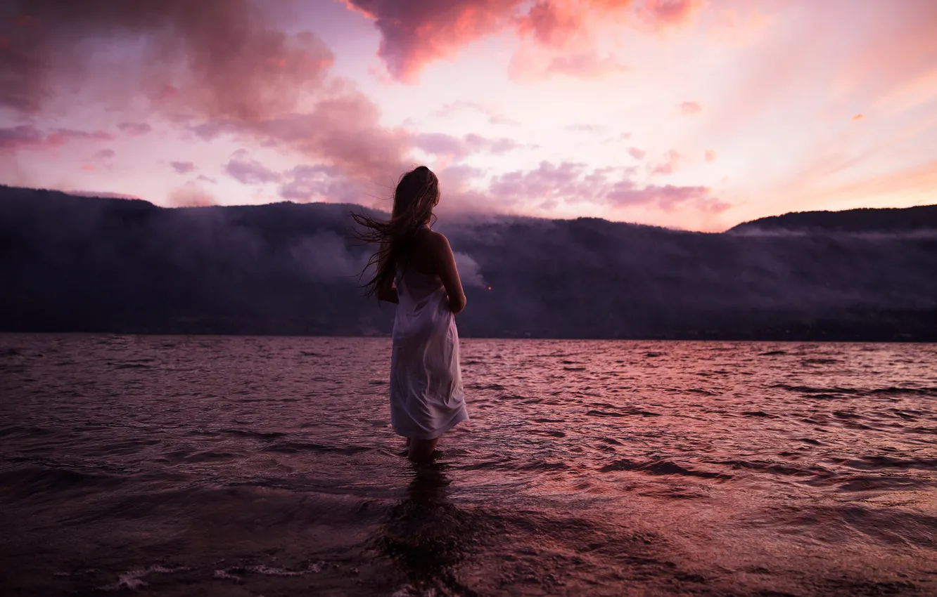 Фото обои волны, девушка, закат, горы, поза, туман, одиночество, настроение