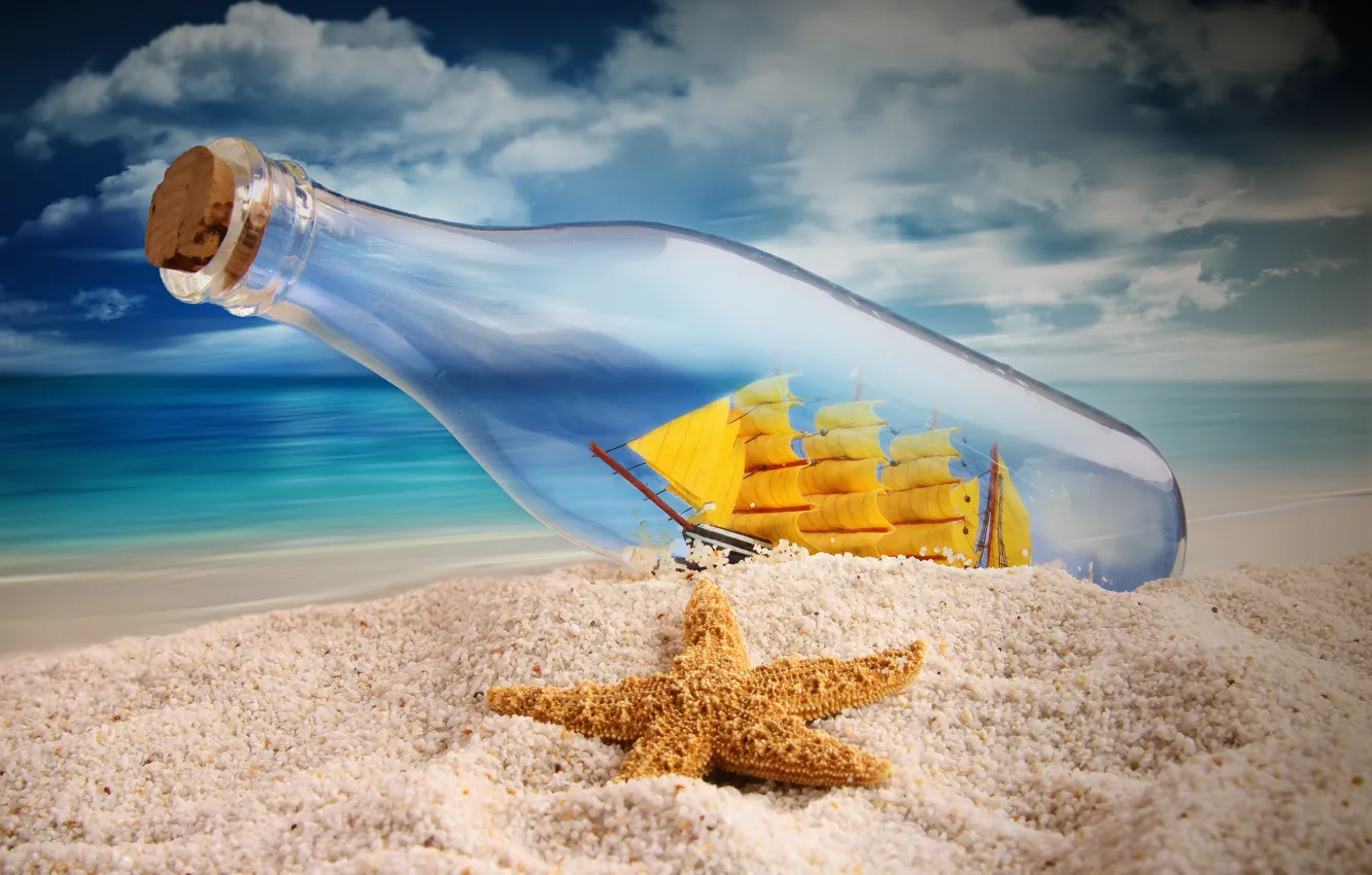 Фото обои песок, море, небо, корабль, бутылка, паруса, морская звезда