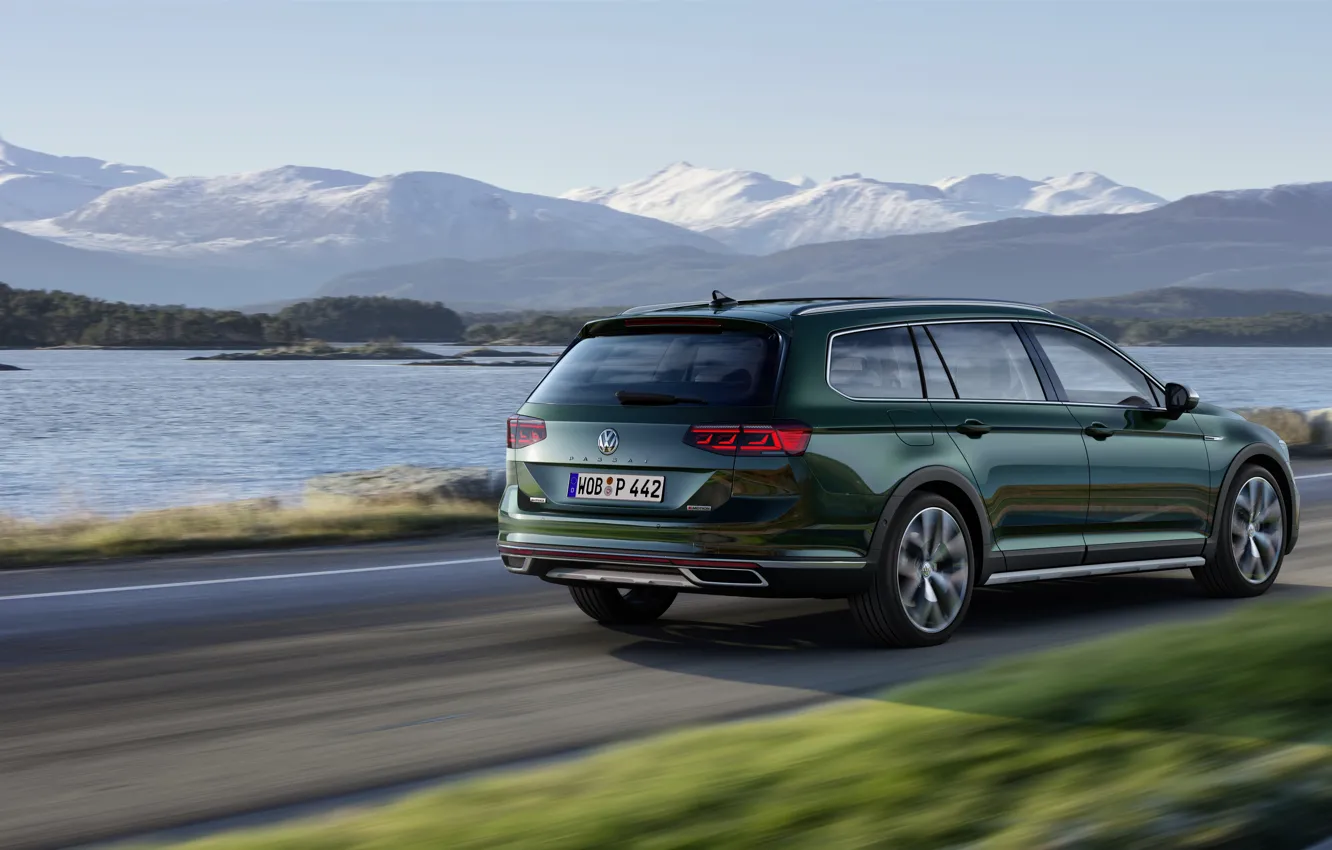 Фото обои движение, Volkswagen, универсал, Passat, тёмно-зелёный, Alltrack, 2019