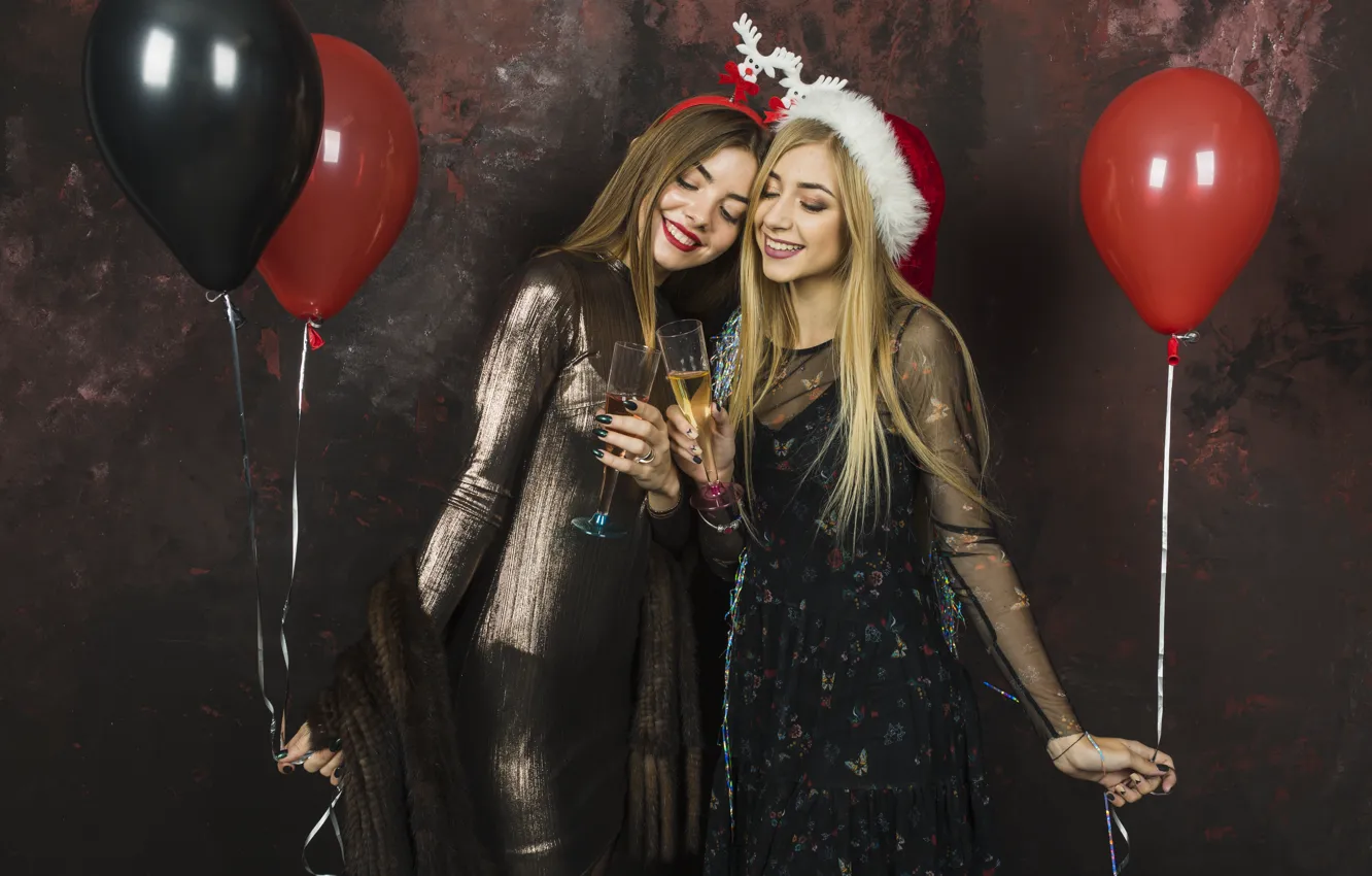Фото обои шарики, девушки, Рождество, Новый год, две девушки, новогодние украшения