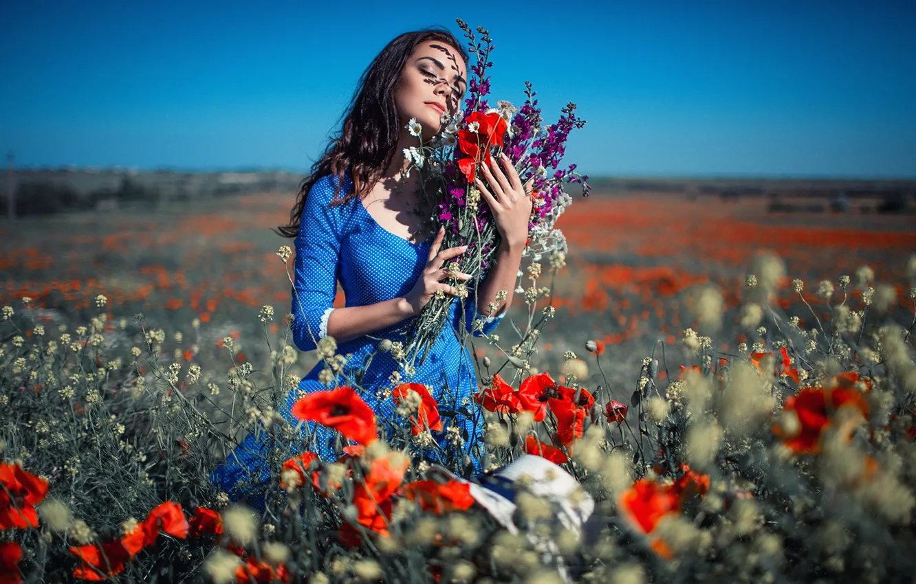 Фото обои поле, небо, девушка, солнце, цветы, поза, фото, модель
