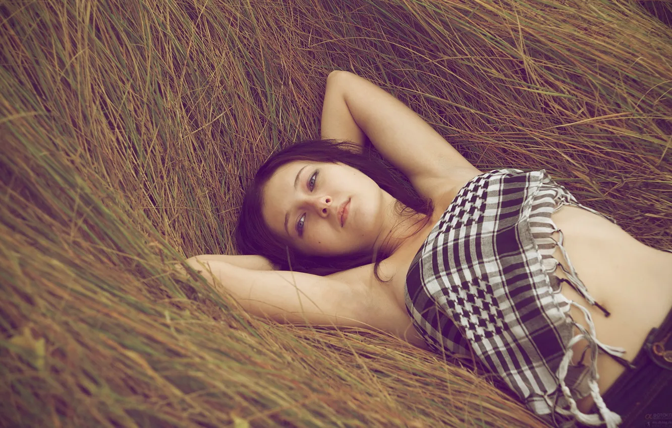 Фото обои трава, задумчивость, отдых, Девушка, сено, арафатка