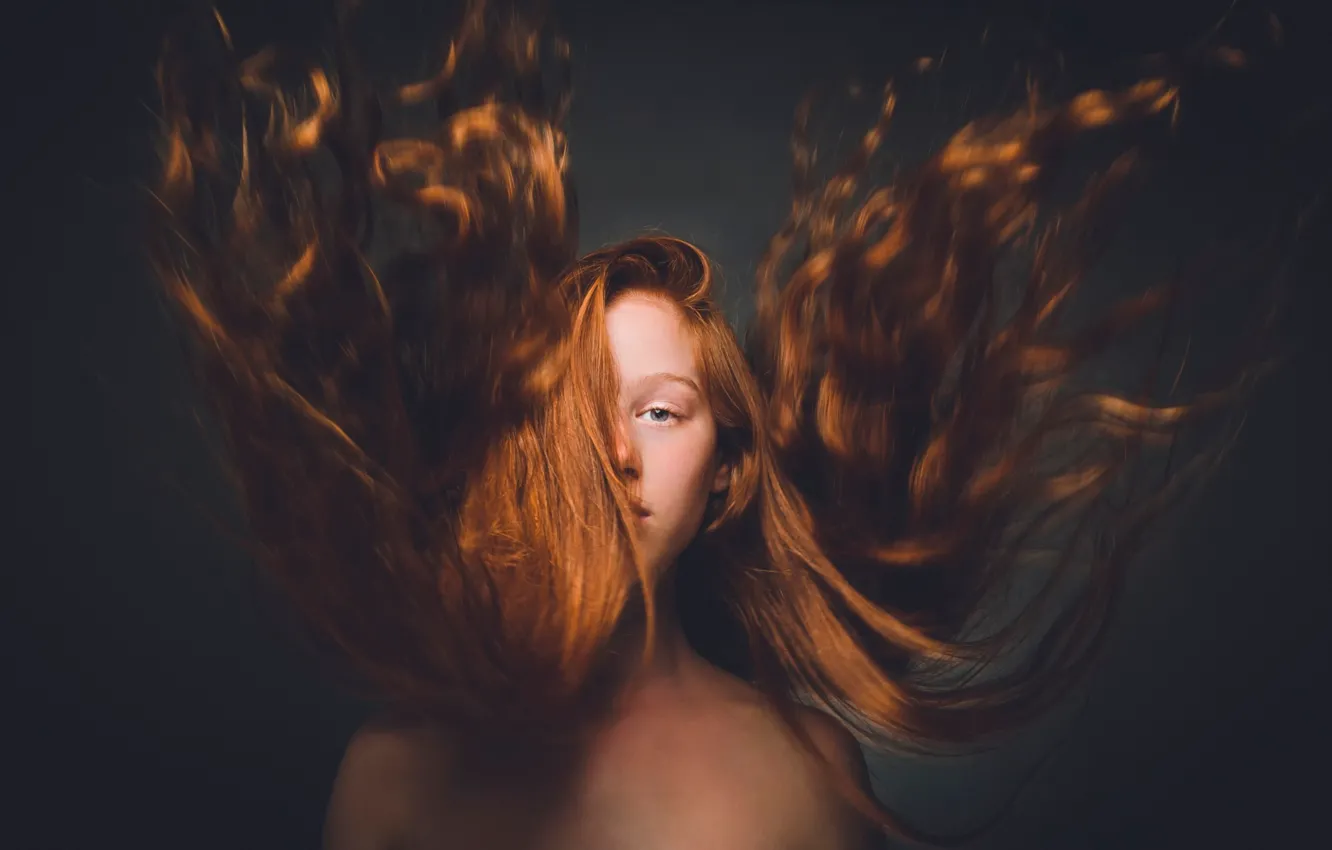 Фото обои взгляд, ветер, волосы, девочка, рыжеволосая, взмах