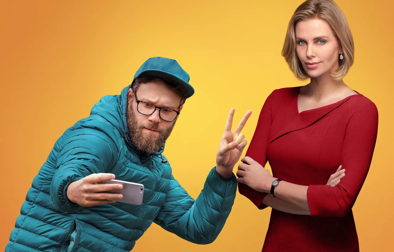 Фото обои поза, Charlize Theron, платье, очки, куртка, блондинка, кепка, борода