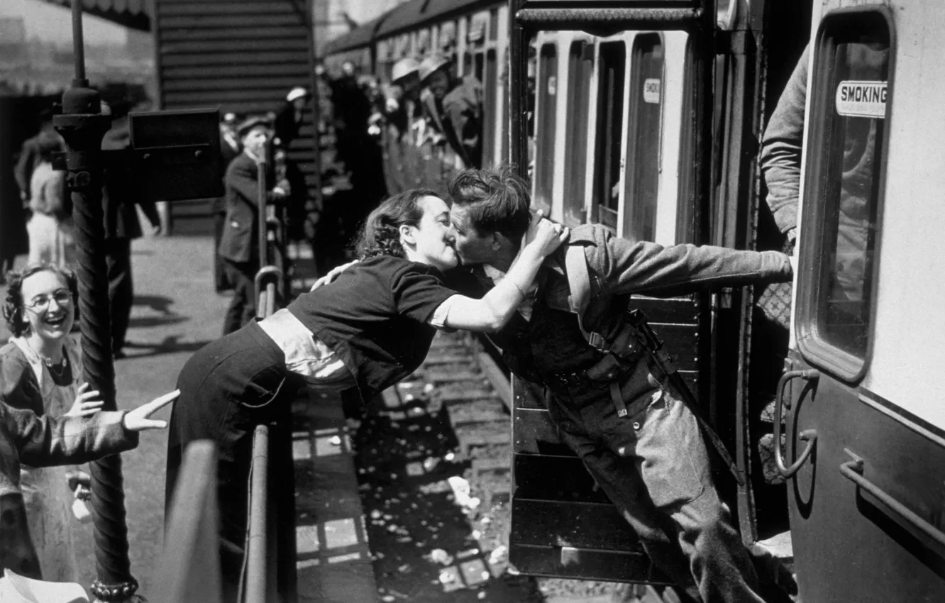 Фото обои вокзал, поцелуй, черно-белое, ретро фотография