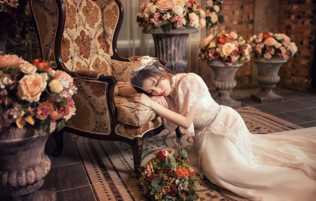Фото обои девушка, цветы, поза, белое, интерьер, кресло, платье, наряд
