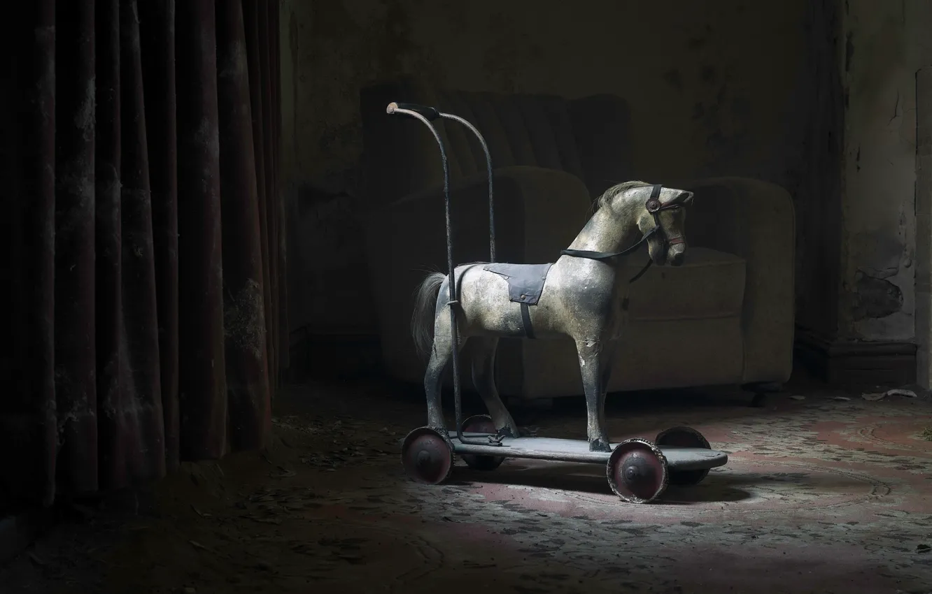 Фото обои комната, конь, коляска