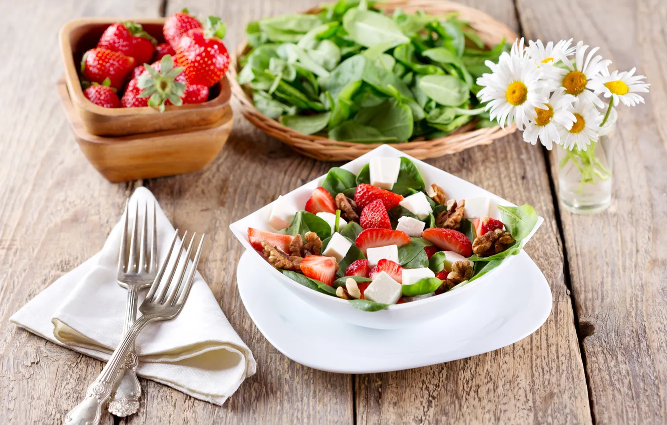 Фото обои ромашки, клубника, вилка, салфетка, салат, грецкий орех, брынза