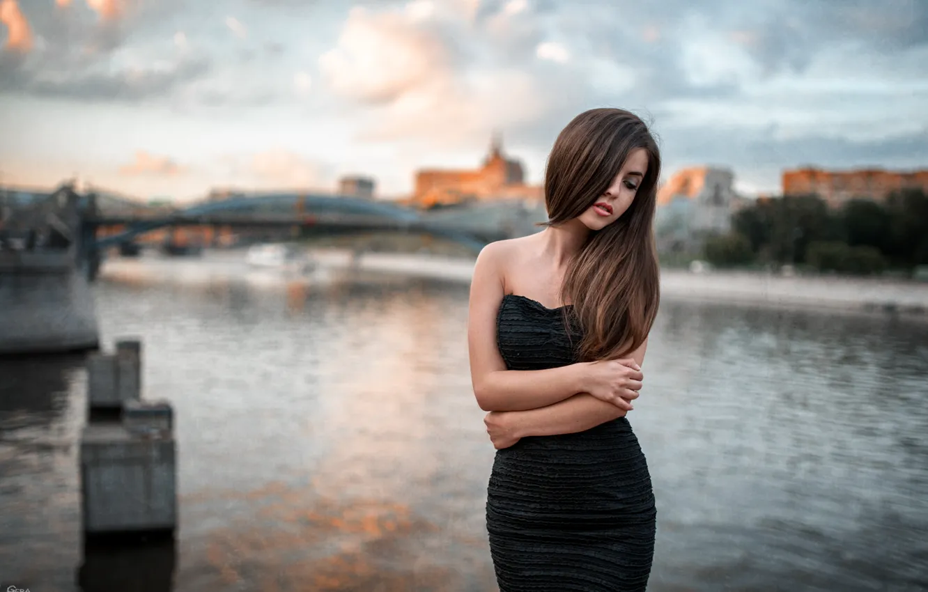 Фото обои девушка, мост, город, поза, река, настроение, волосы, портрет