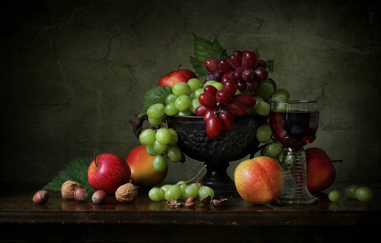 Фото обои стиль, яблоки, виноград, ваза, фрукты, орехи, натюрморт, бокал вина