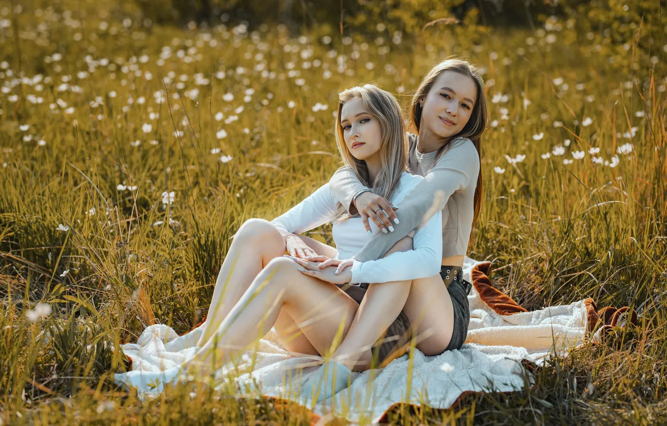 Фото обои девушка, природа, grass, shorts, long hair, field, nature, model