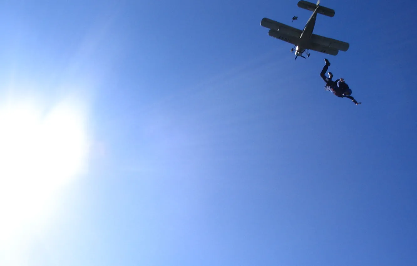 Фото обои небо, солнце, самолет, экстрим, парашютист