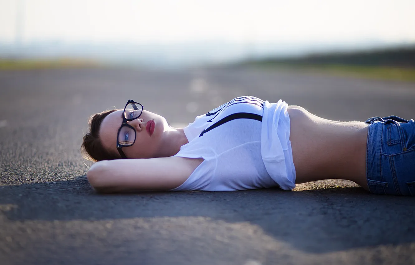 Фото обои девушка, road, sky, model, jeans, blonde, on the floor, red lipstick