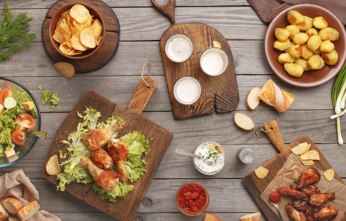 Фото обои еда, овощи, соус, кетчуп, салат, чипсы, картофель, разделочная доска