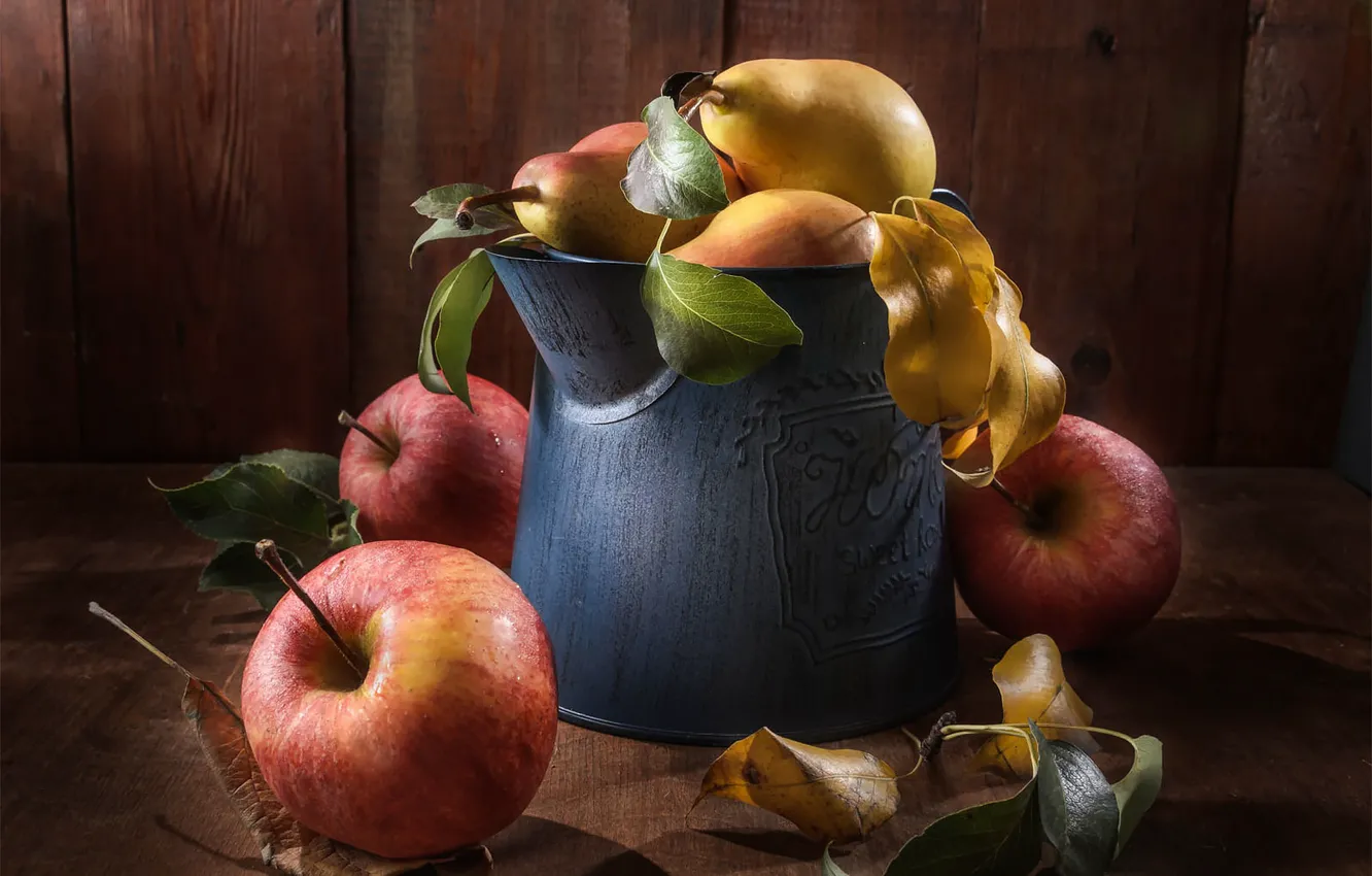 Фото обои листья, желтый, красный, стол, яблоки, доски, лейка, фрукты