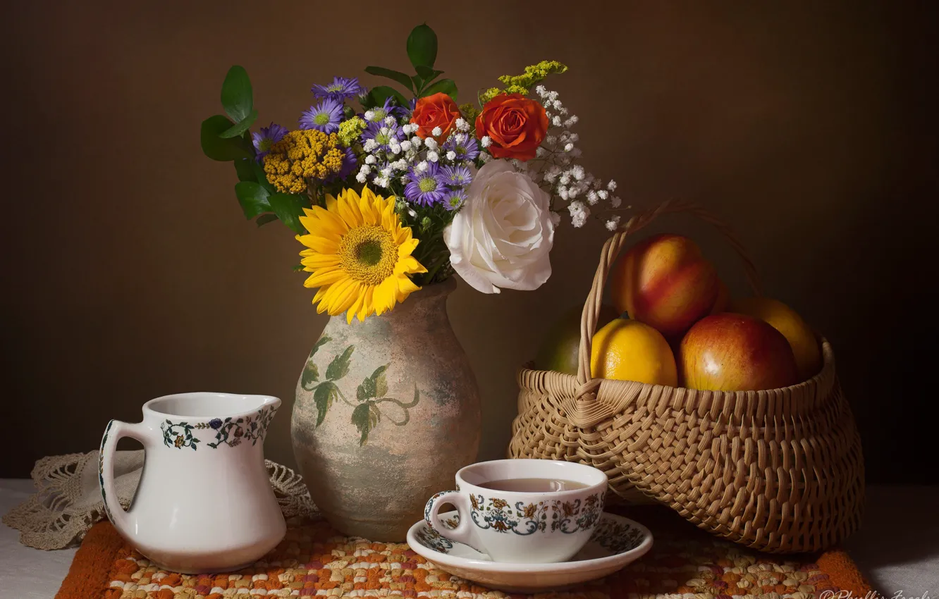 Фото обои цветы, чай, корзина, яблоки, кружка, чашка, ваза, натюрморт