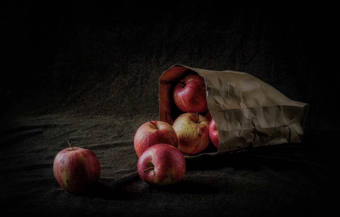 Фото обои свет, темный фон, яблоки, пакет, красные, ткань, натюрморт