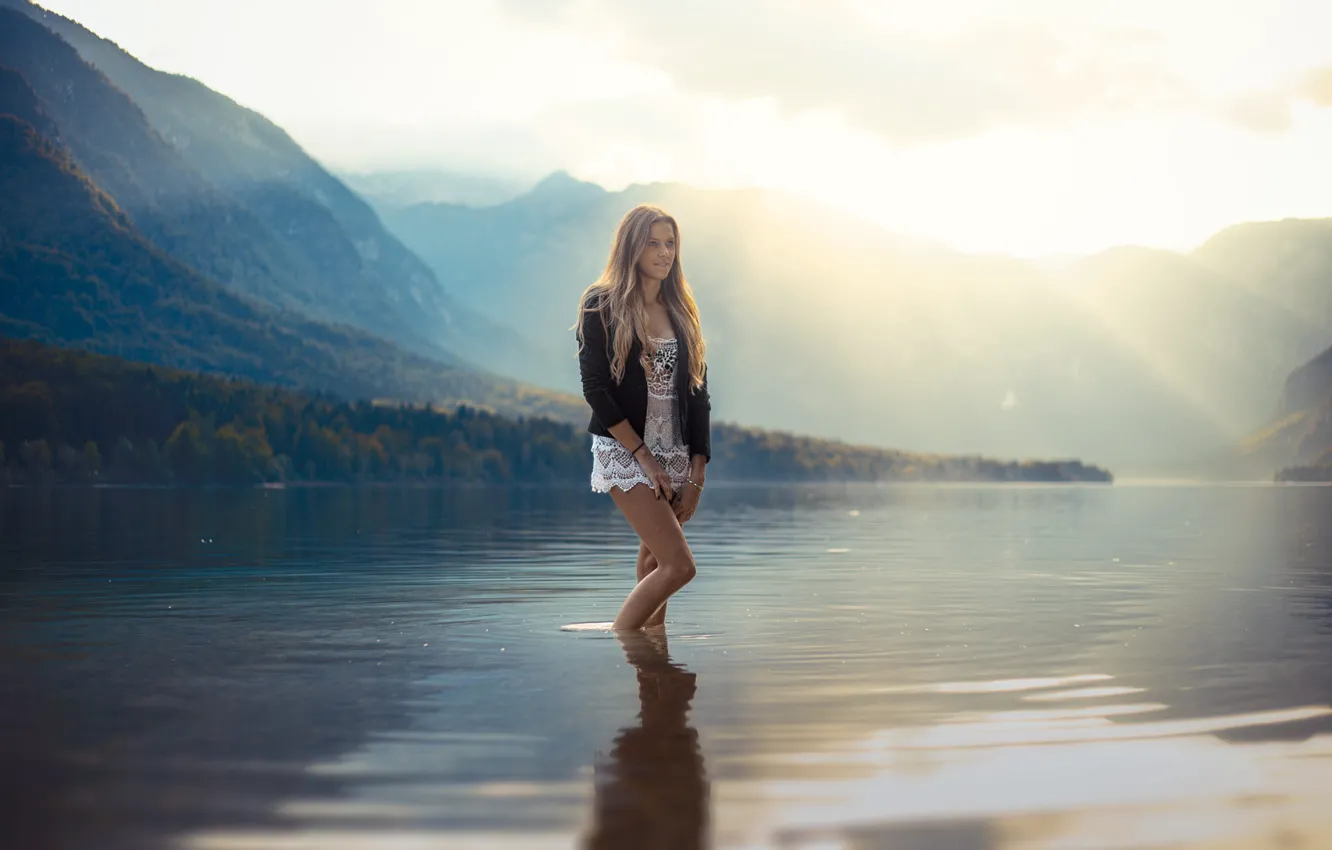 Фото обои девушка, стоит, Милая, в озере, на фоне гор