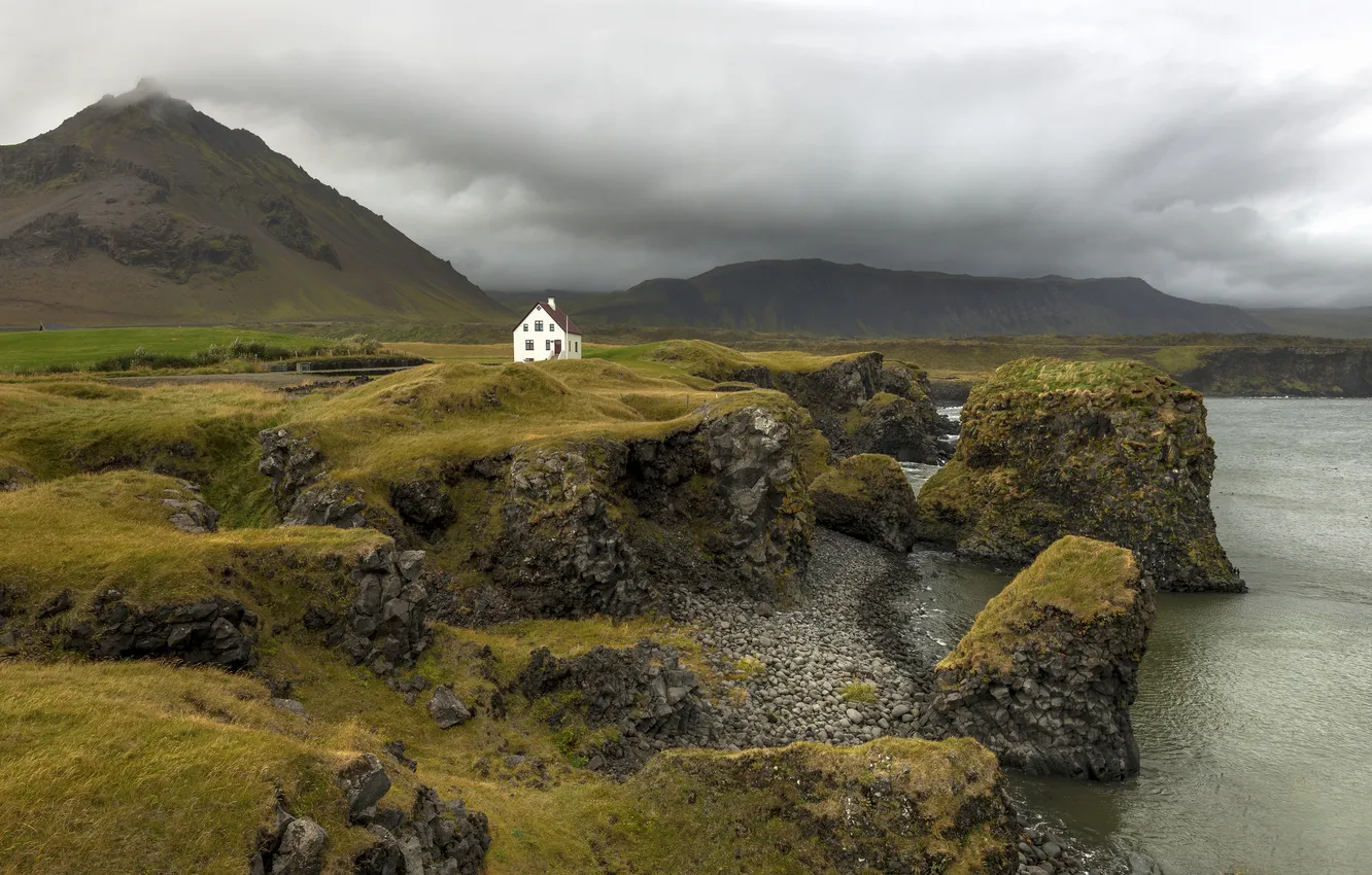 Фото обои гроза, горы, дом, скалы, пальто, Исландия, серые облака, дождливый