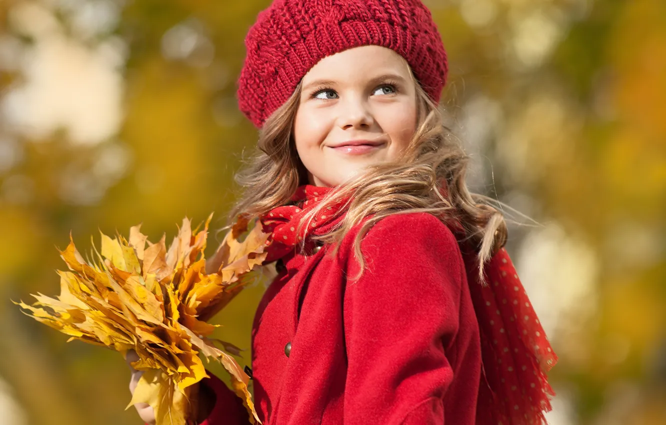 Фото обои осень, взгляд, листья, улыбка, блондинка, девочка, пальто, шапочка