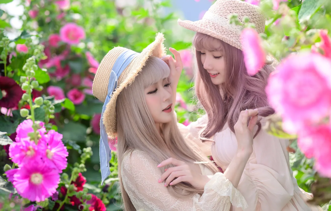 Фото обои девушка, цветы, поза, улыбка, вместе, портрет, руки, макияж