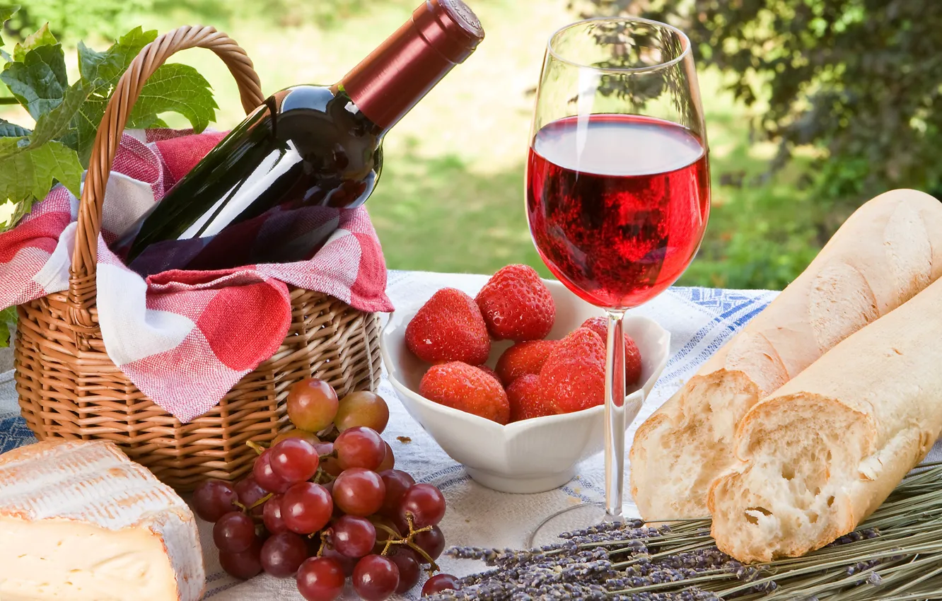 Фото обои ягоды, вино, красное, корзина, бокал, бутылка, сыр, клубника