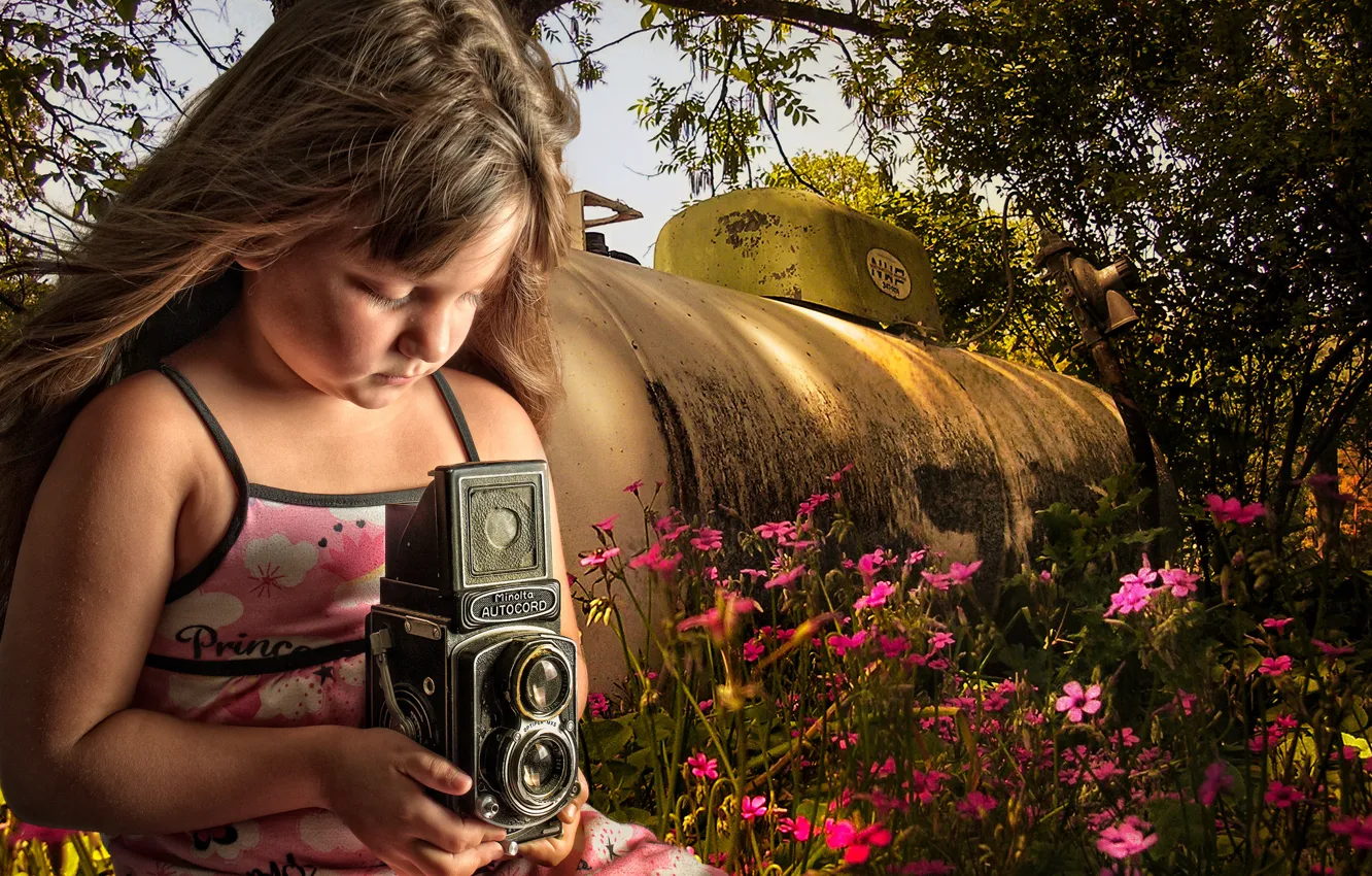 Фото обои цветы, фотоаппарат, девочка, цистерна, Minolta