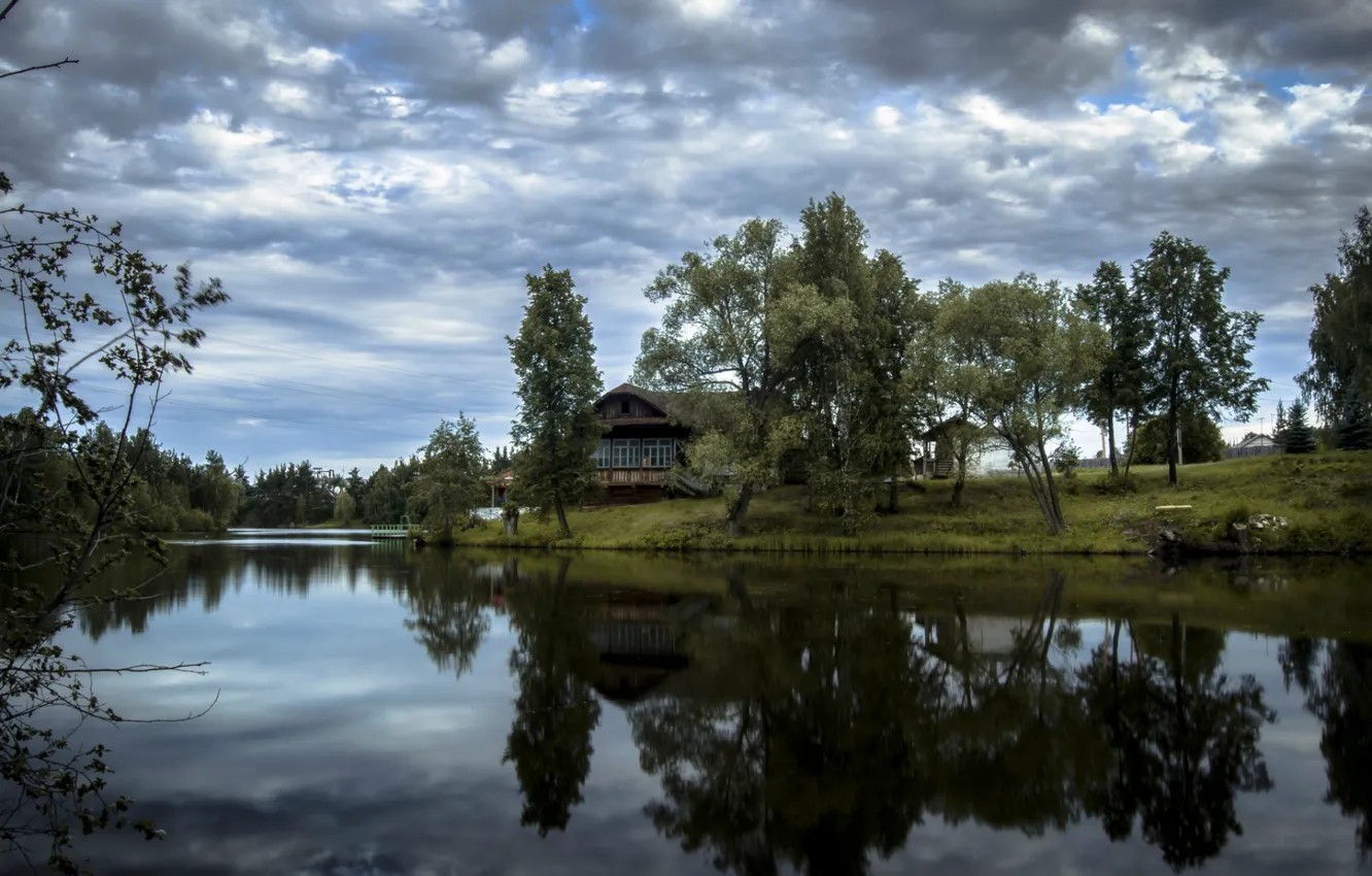 Фото обои облака, деревья, дом, отражение, река