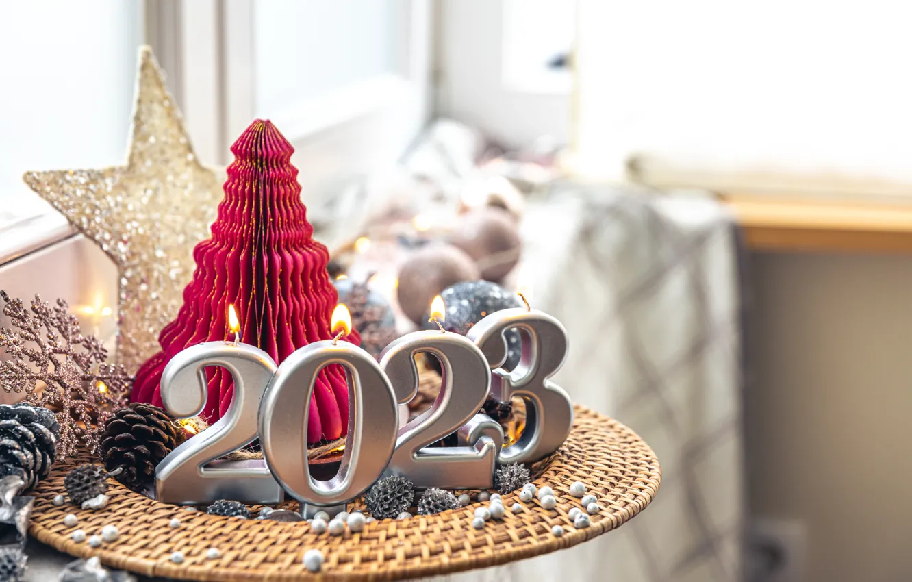 Фото обои шарики, свет, звезда, свечи, окно, Рождество, цифры, Новый год