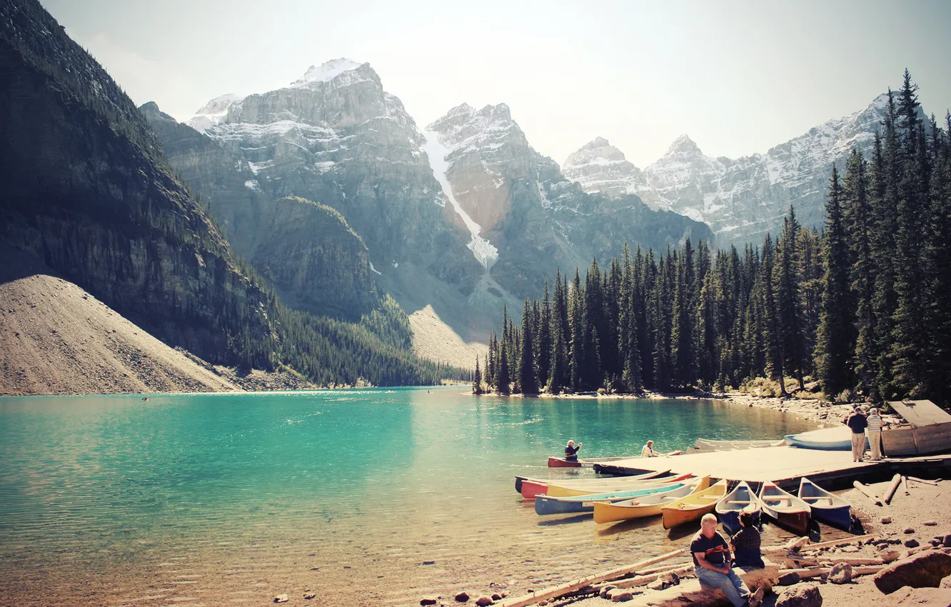 Фото обои лес, горы, озеро, люди, лодки