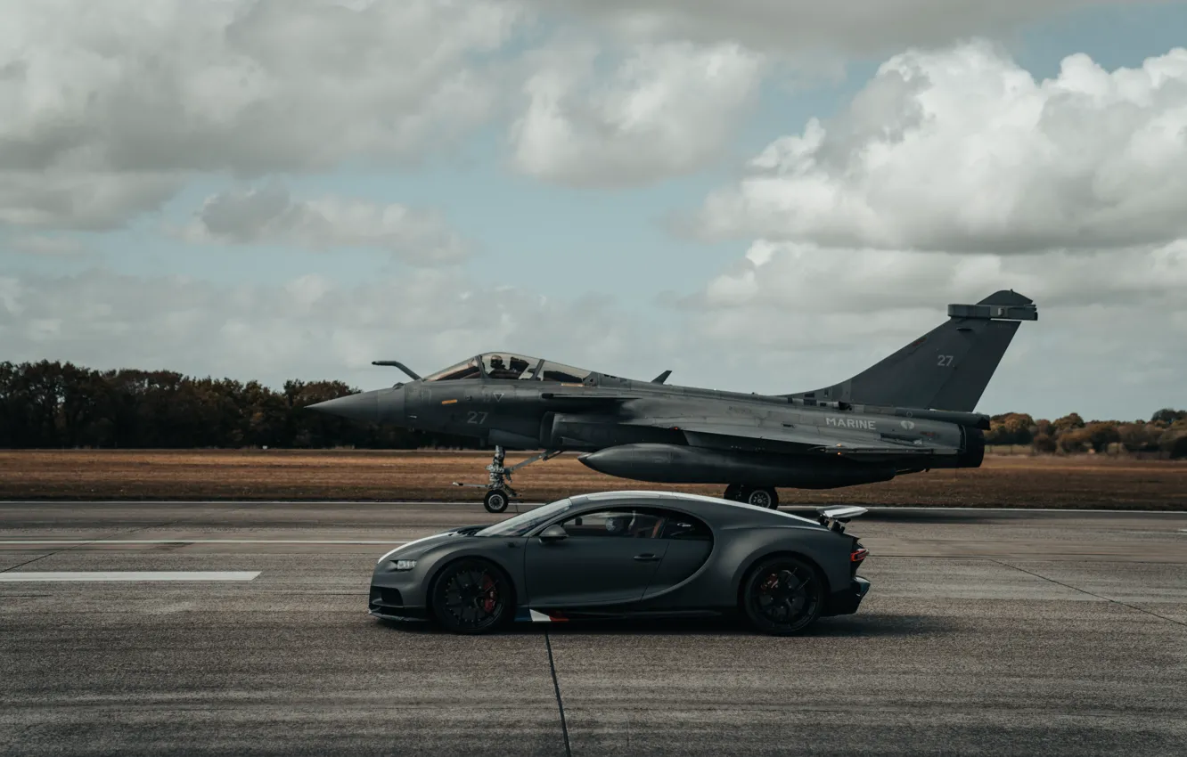 Фото обои Истребитель, Bugatti, Серый, Автомобиль, Grey, Гиперкар, Сбоку, Dassault Rafale