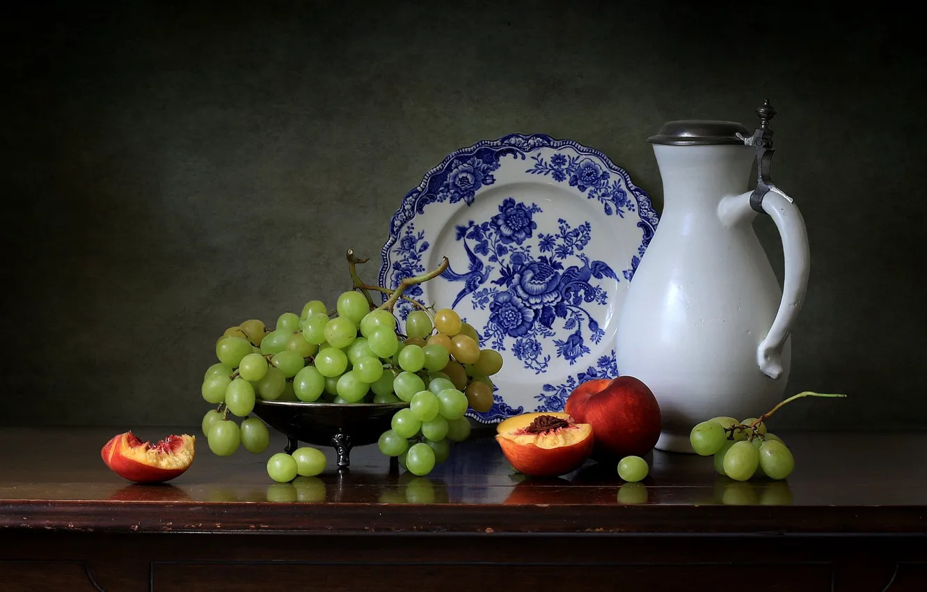 Фото обои стиль, фон, тарелка, виноград, кувшин, фрукты, натюрморт, персики