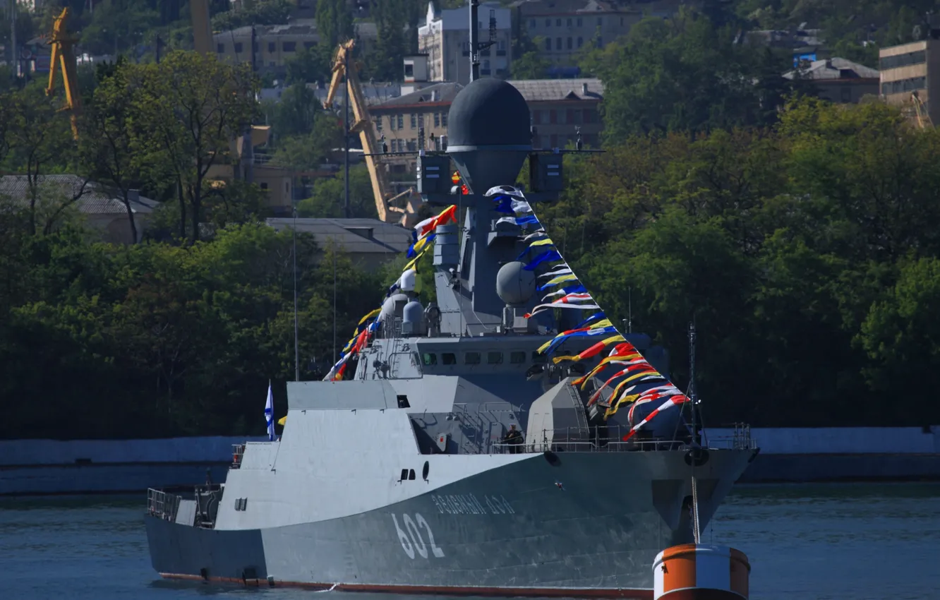 Фото обои праздник, корабль, флаги, ВМФ, ракетный, Корвет, малый, Севастополь