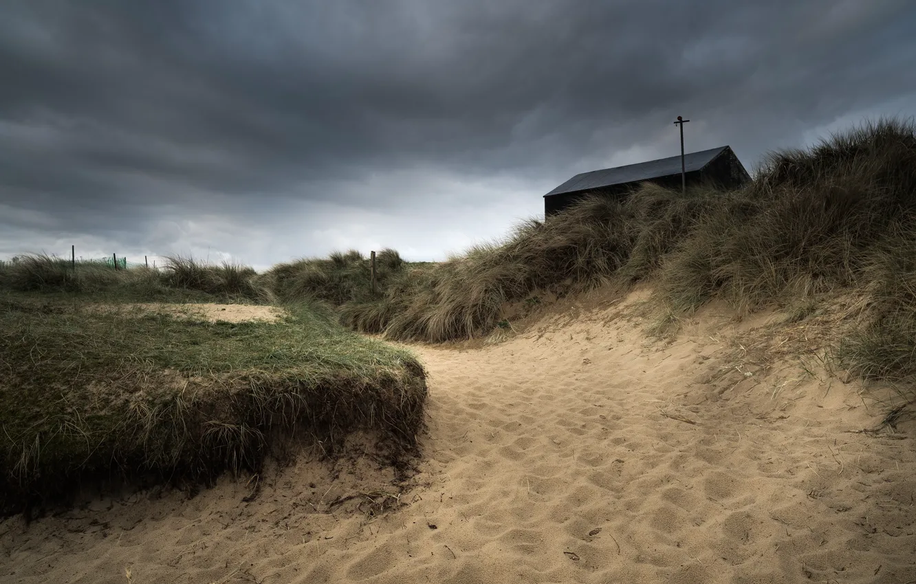 Фото обои песок, трава, пейзаж, тучи, природа, дом, пасмурно, берег