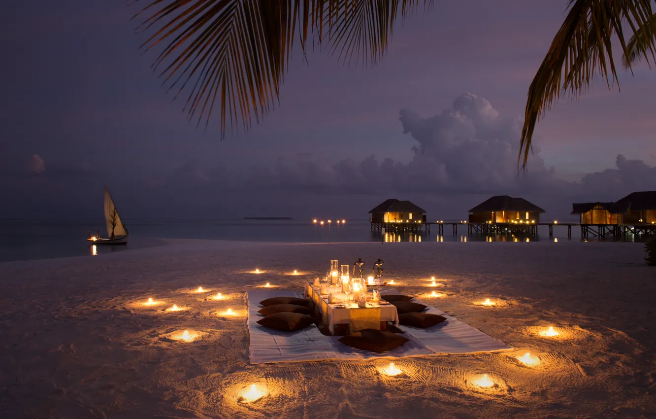 Фото обои пляж, океан, романтика, лодка, вечер, свечи, ужин, бунгала