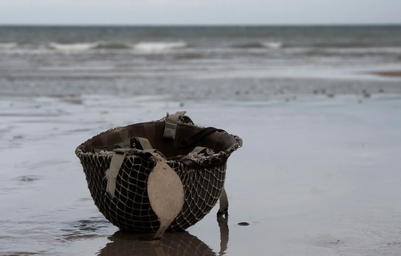 Фото обои море, сетка, берег, шлем, каска