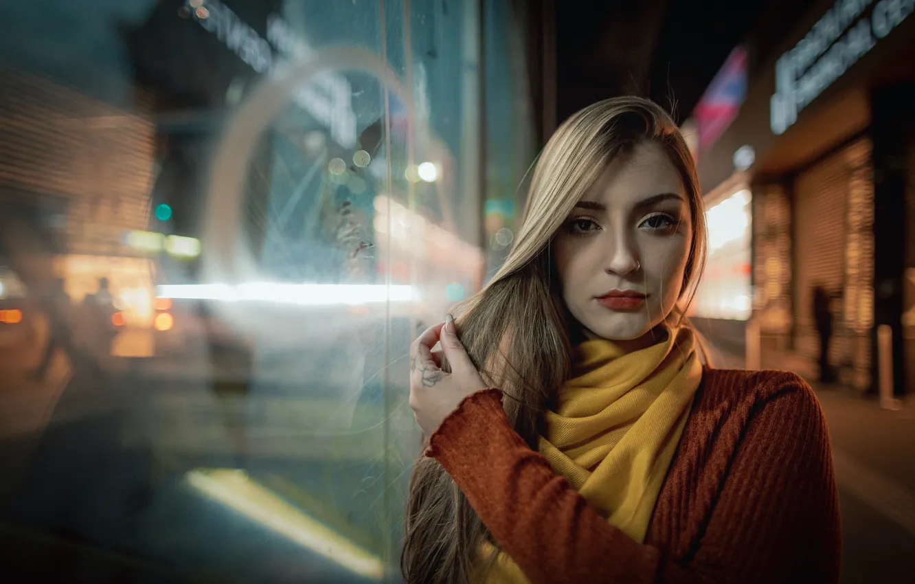 Фото обои взгляд, ночной город, жест, brown eyes, красивая девушка, карие глаза, очарование, look