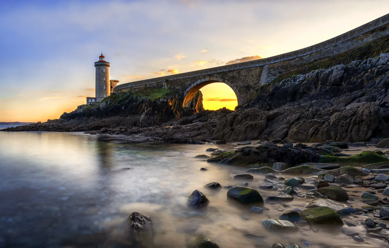 Фото обои море, пейзаж, закат, камни, берег, Франция, маяк, Бретань