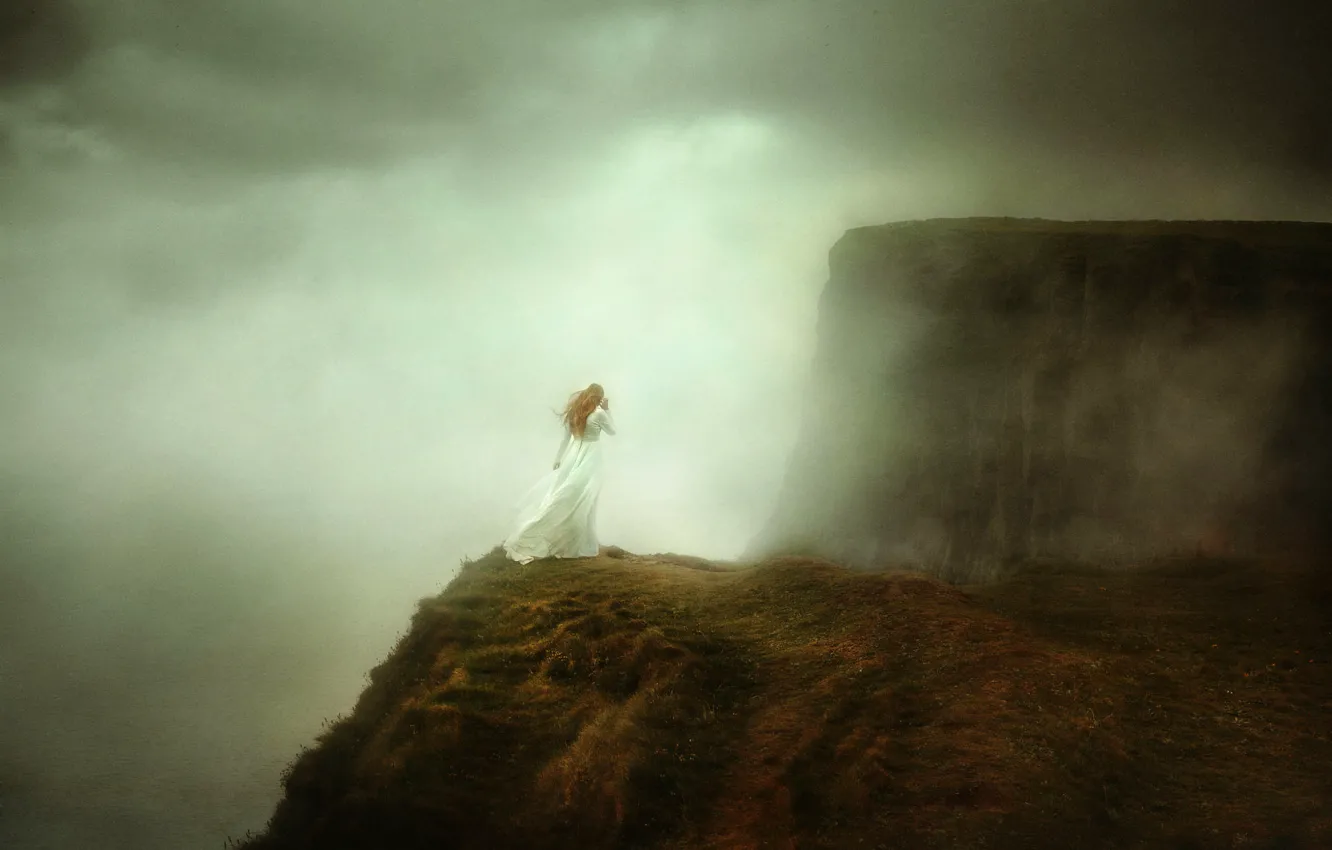 Фото обои девушка, туман, обрыв, TJ Drysdale, Cliffs of Moher