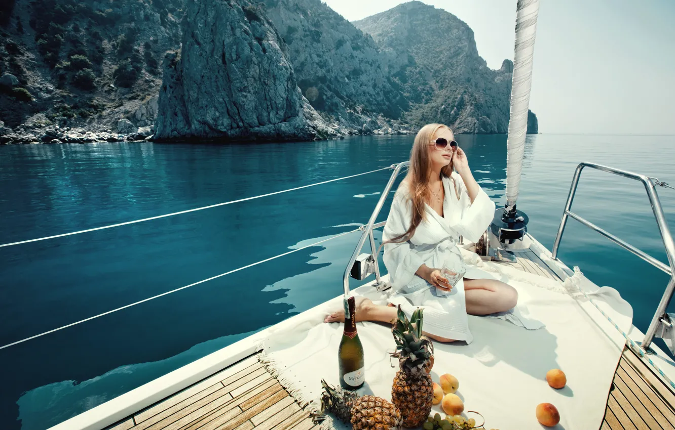 Фото обои море, девушка, поза, настроение, яхта, очки, красотка, шампанское